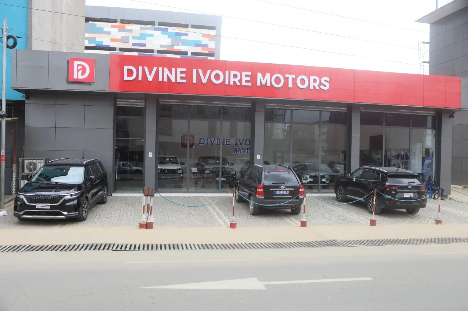 Façade du showroom Divine Ivoire Motors à Abidjan