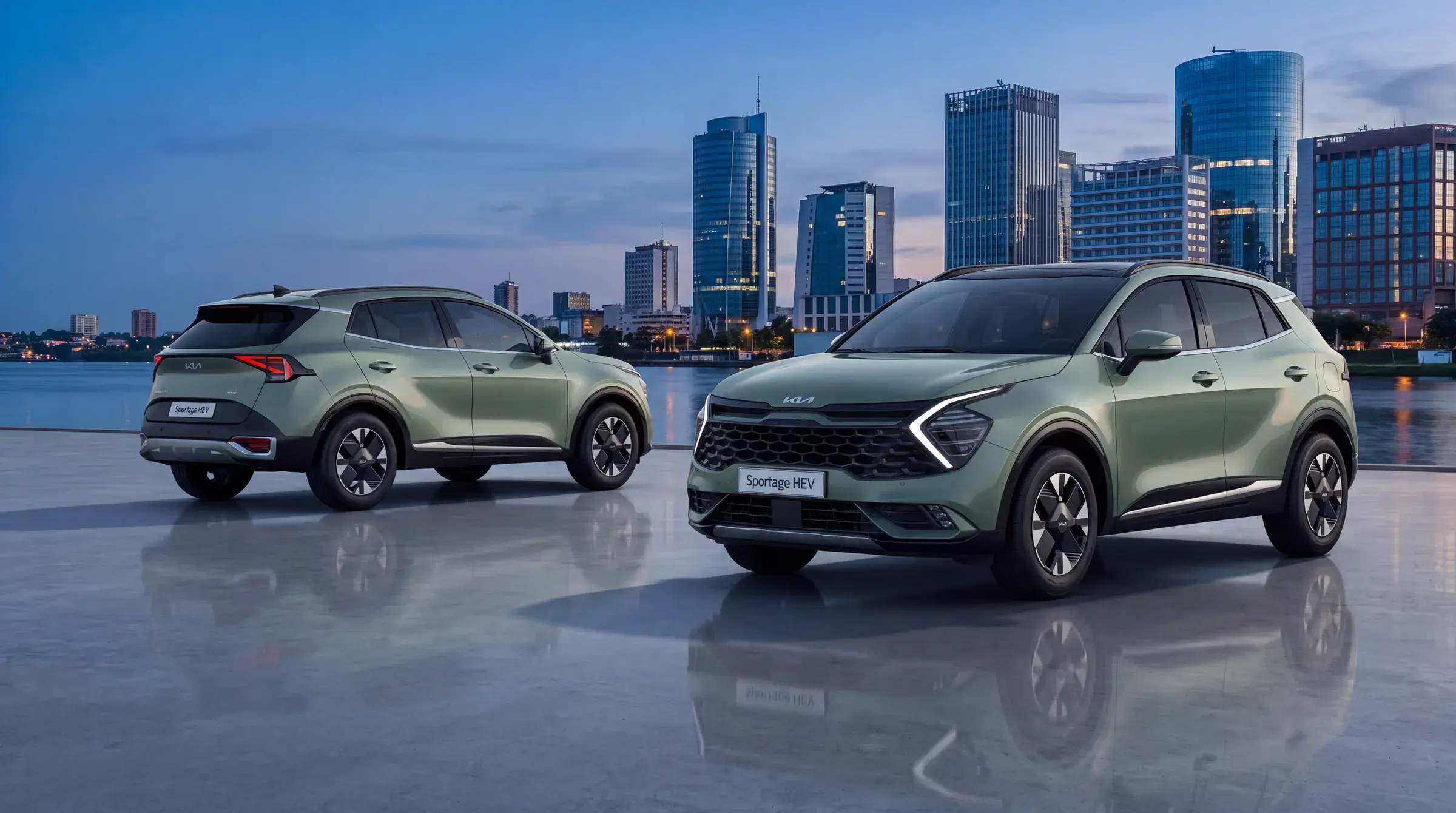 Deux Kia Sportage vertes devant la skyline d'Abidjan au crépuscule