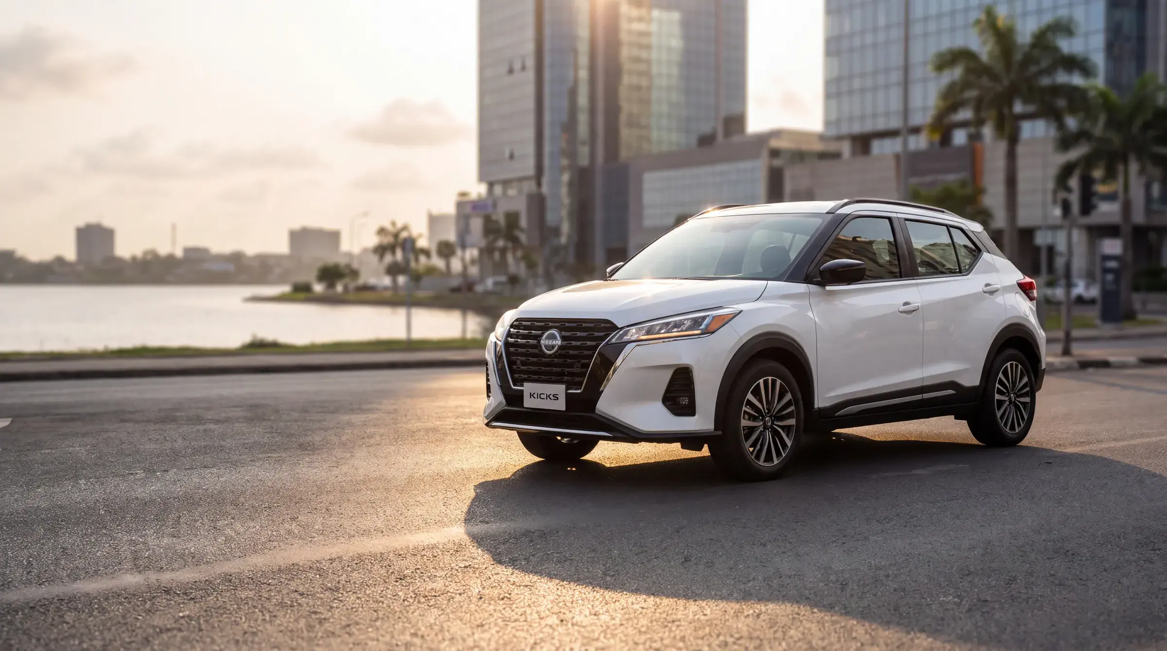 Nissan Kicks blanc devant la lagune et les tours du Plateau, à Abidjan