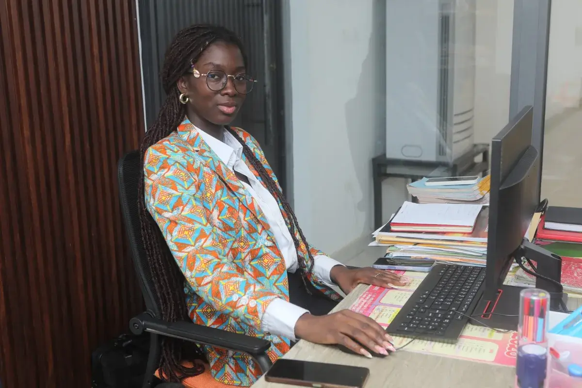 Une collaboratrice de Divine Ivoire Motors à son poste, dans les bureaux du showroom