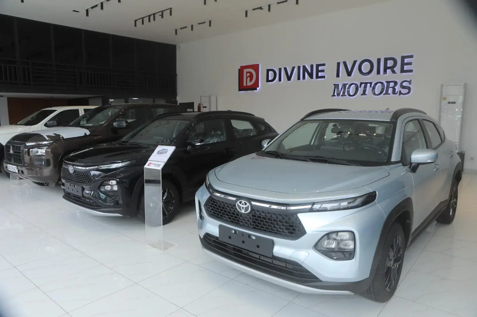Intérieur du showroom Divine Ivoire Motors à Abidjan
